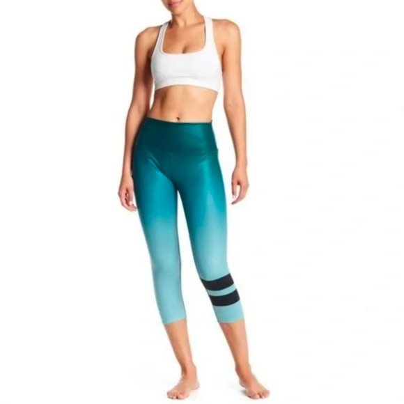 ALO Yoga Airbrush Green Gradient Evermint Ombré Capri Leggings | Size Medium - Picture 1 of 8